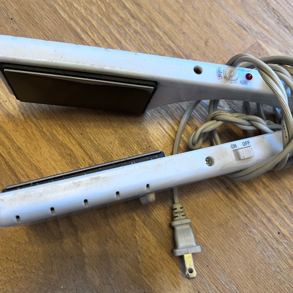 Revlon Ceramic RV063 Model Flat Iron Ceramic Hair Straightener Works Great